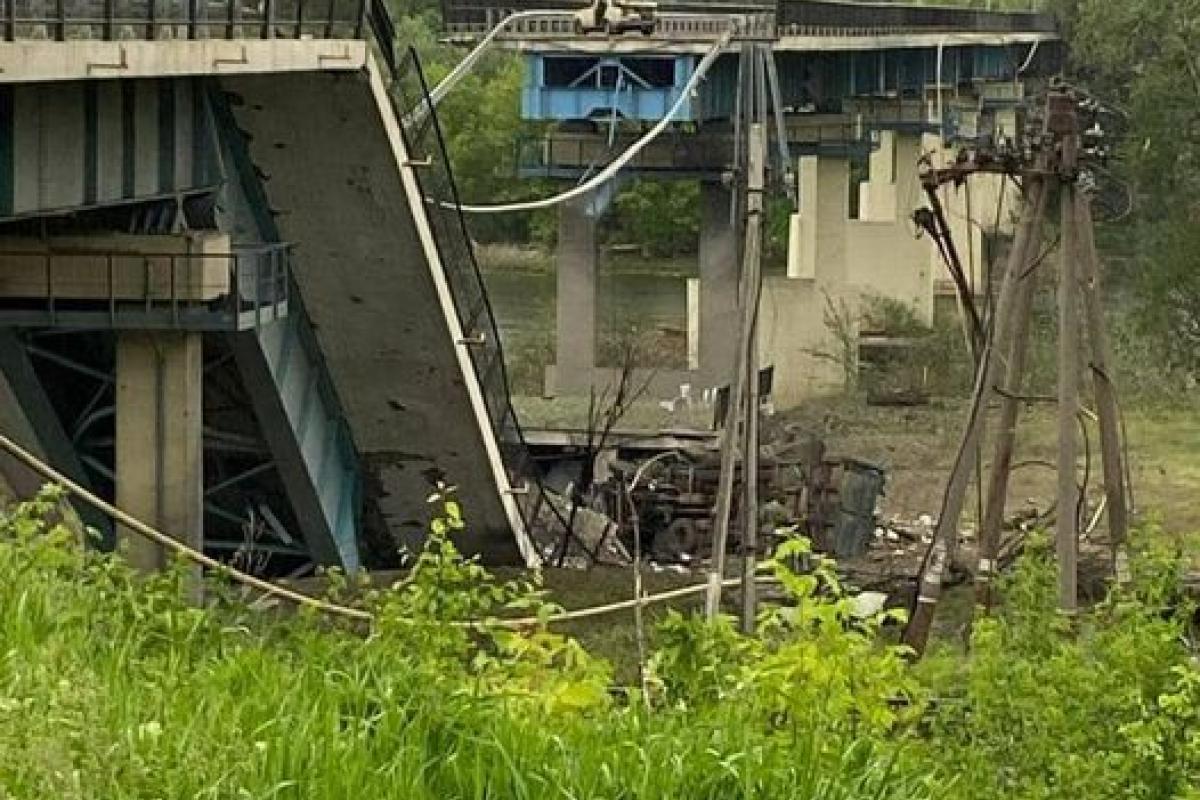 У мережі з'явилося відео, як співробітники карного розшуку документують наслідки підриву мосту між Лисичанськом та Сєверодонецьком У мережі з'явилося відео, як співробітники карного розшуку документують наслідки підриву мосту між Лисичанськом та Сєверодонецьком