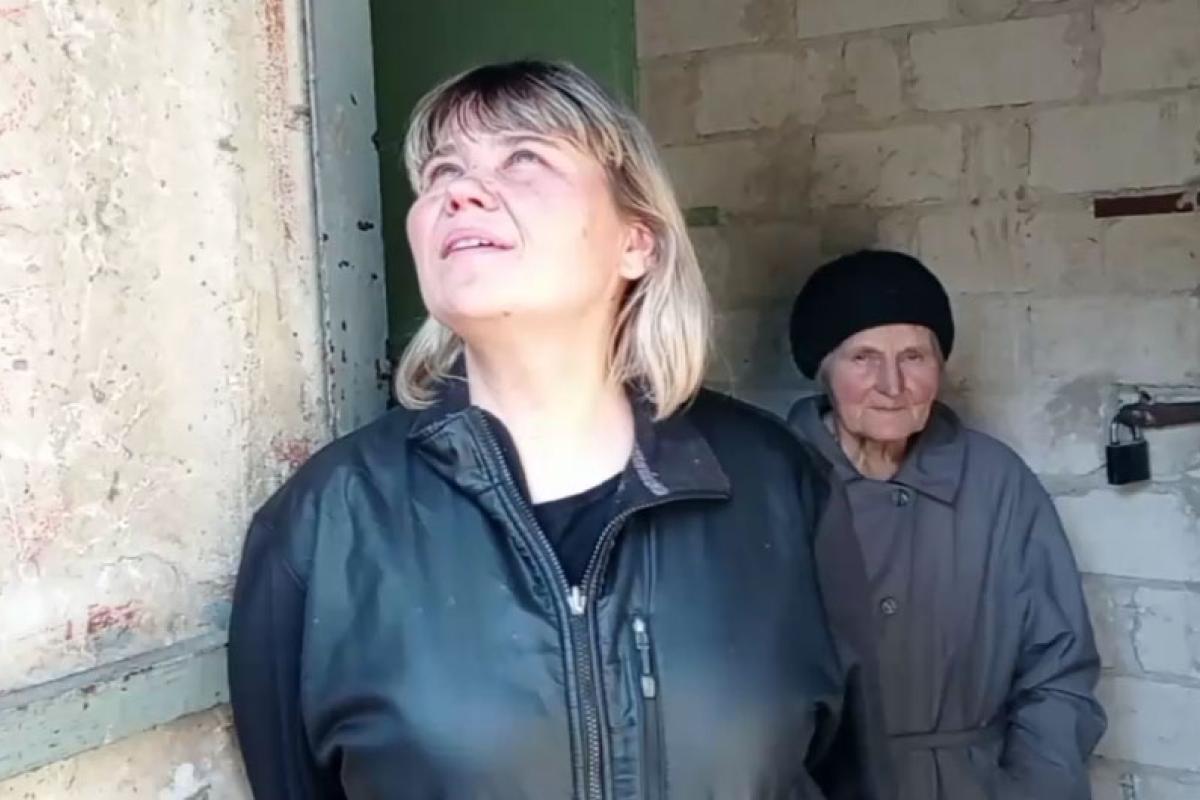 Бої у Сєвєродонецьку: на відео потрапив момент вибуху неподалік готелю "Мир" Бої у Сєвєродонецьку: на відео потрапив момент вибуху неподалік готелю "Мир"