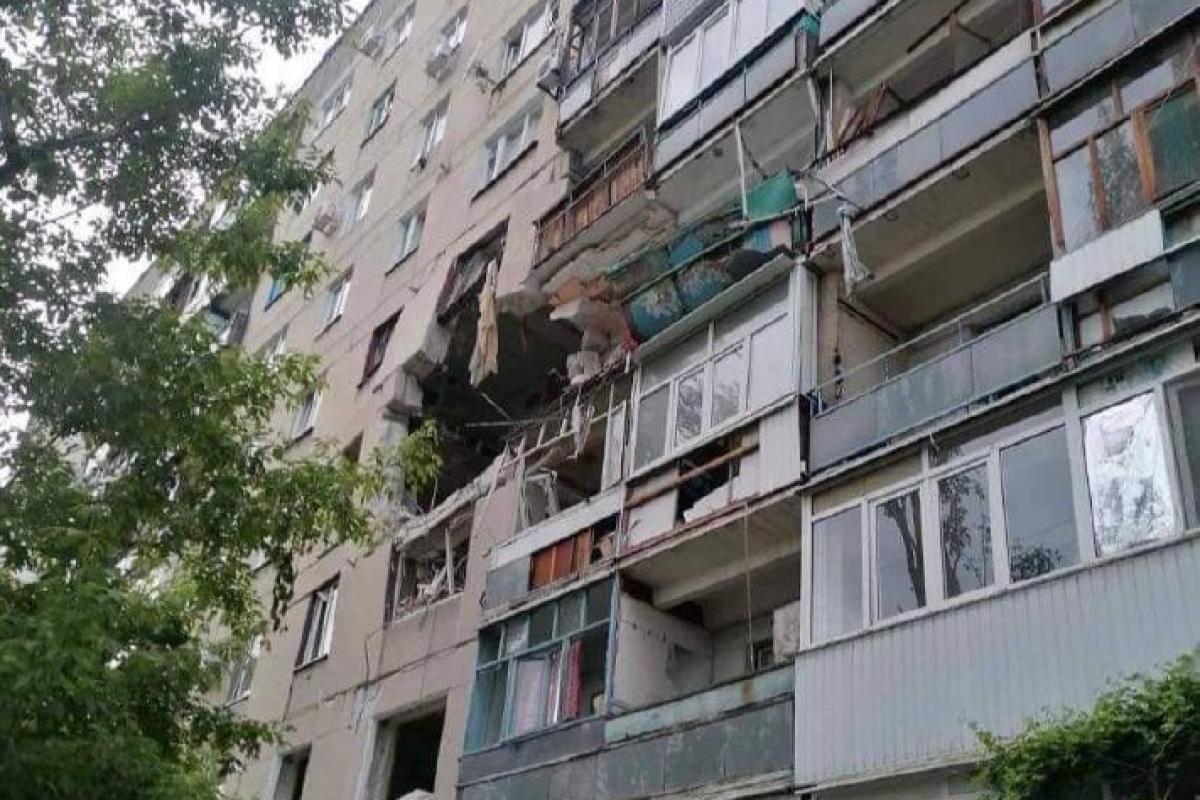 "Нет ни одного целого дома": жители Северодонецка показали результаты обстрела города "Нет ни одного целого дома": жители Северодонецка показали результаты обстрела города