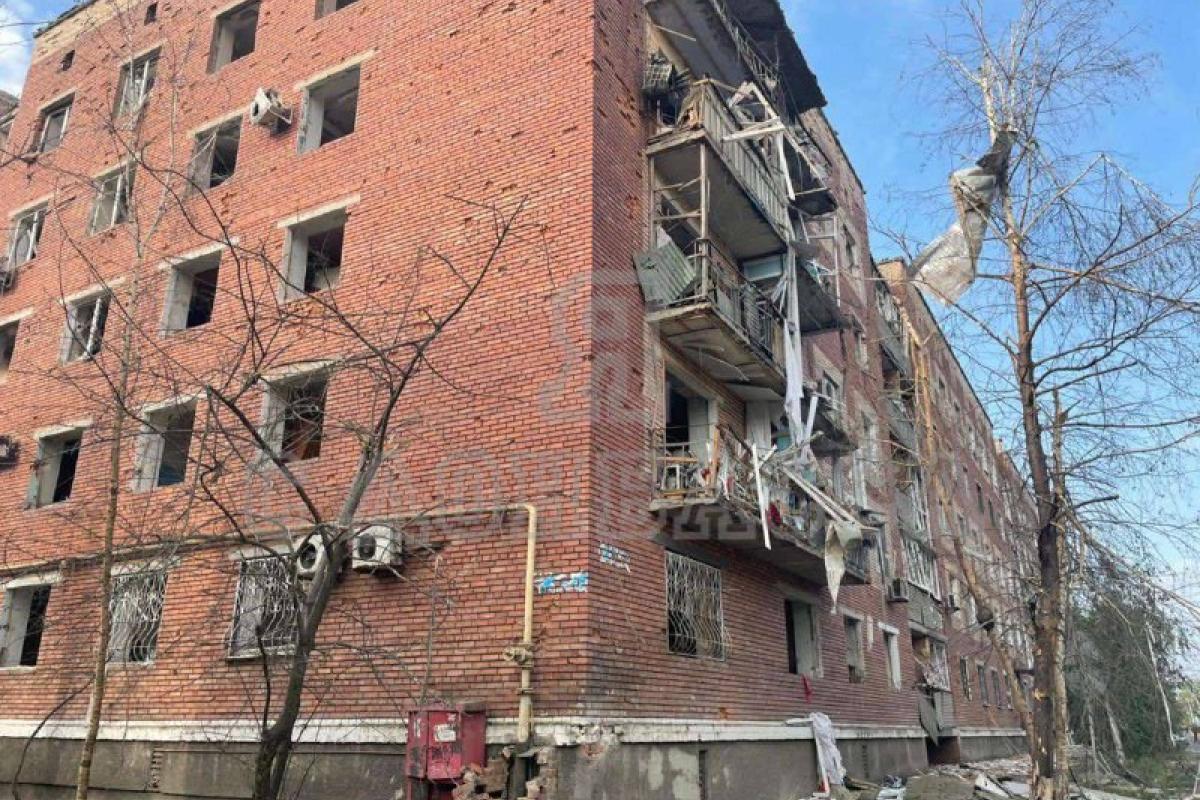 Війська РФ завдали ракетного удару по Слов'янську: фото та відео наслідків нічного обстрілу Війська РФ завдали ракетного удару по Слов'янську: фото та відео наслідків нічного обстрілу