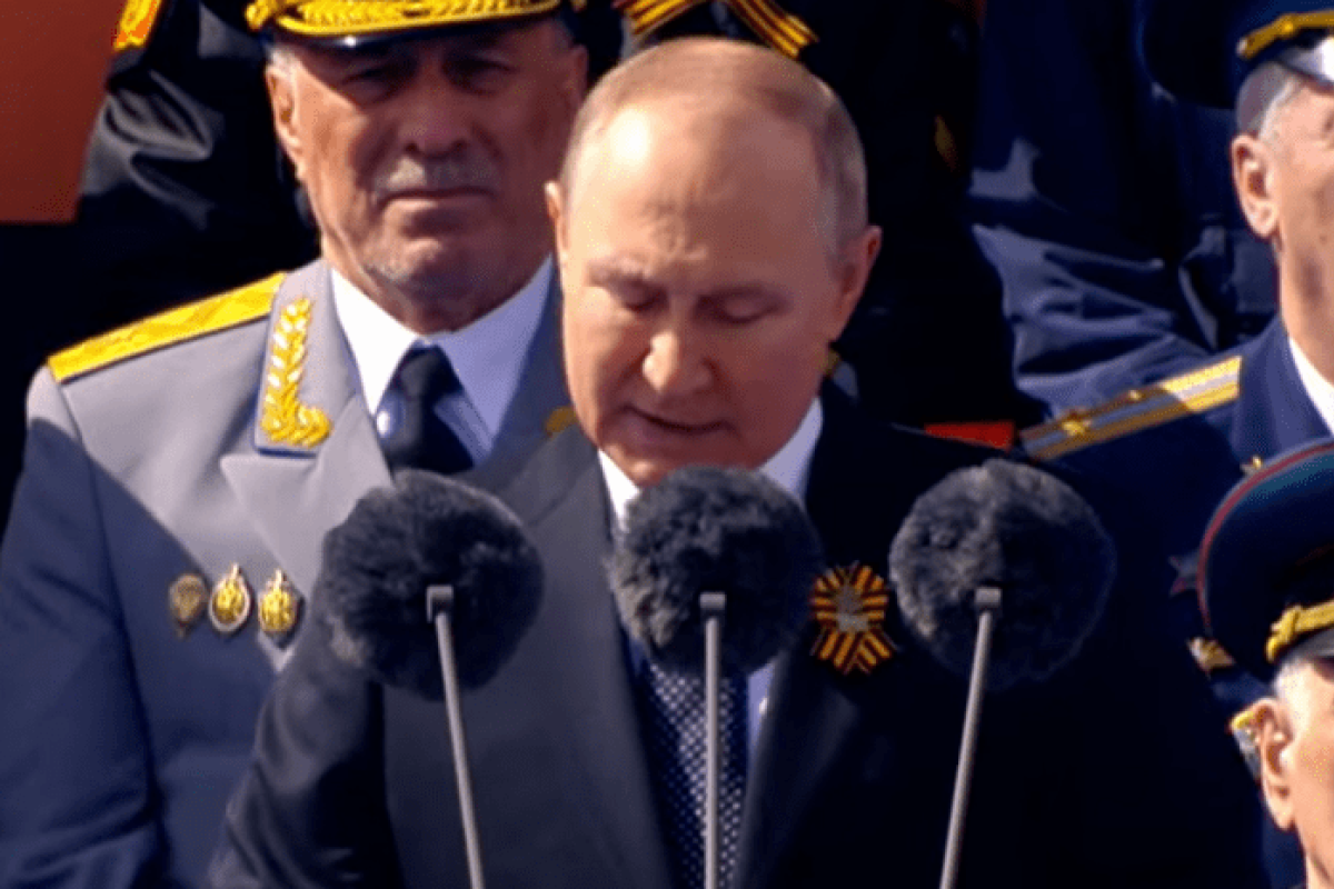 С одеялом на коленях: Путин на параде выглядел нездорово С одеялом на коленях: Путин на параде выглядел нездорово