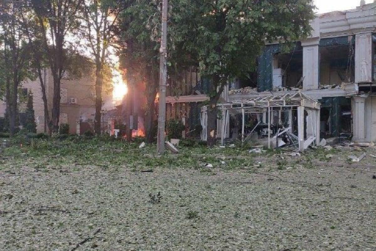 Ракетный удар по Запорожью: поврежден ТРЦ, есть жертвы Ракетный удар по Запорожью: поврежден ТРЦ, есть жертвы