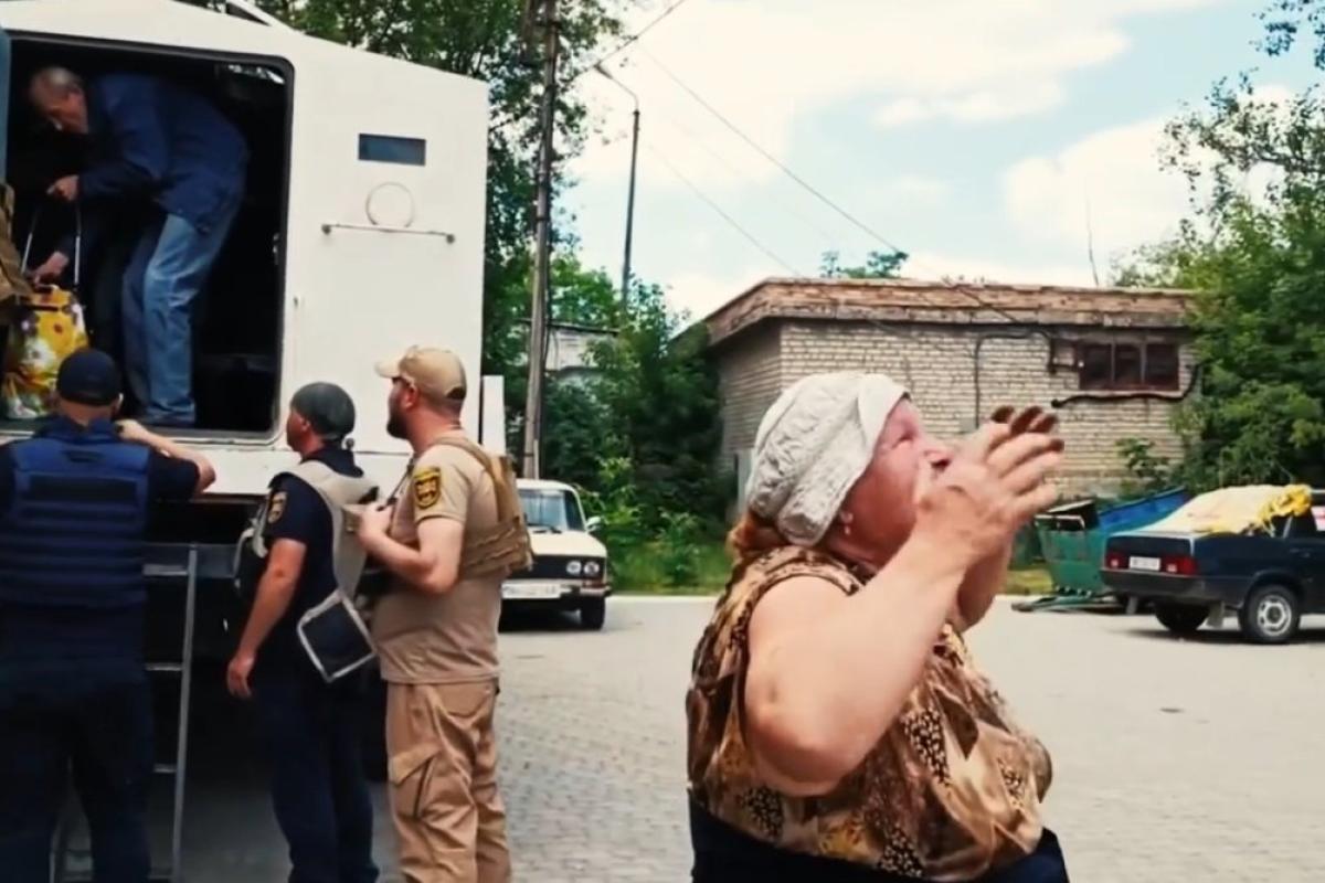 Спасатели завезли в Лисичанск лекарства, воду и продукты, - ЛОГА