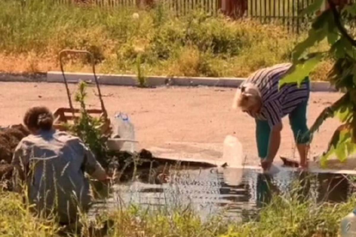 Стоять у черзі за водою по 4-8 годин: жителі Маріуполя перебувають на межі виживання Стоять у черзі за водою по 4-8 годин: жителі Маріуполя перебувають на межі виживання