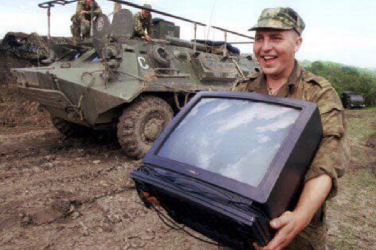 "Мой телевизор это - капля в море": оккупант рассказал, как их командиры мародерят в Украине "Мой телевизор это - капля в море": оккупант рассказал, как их командиры мародерят в Украине