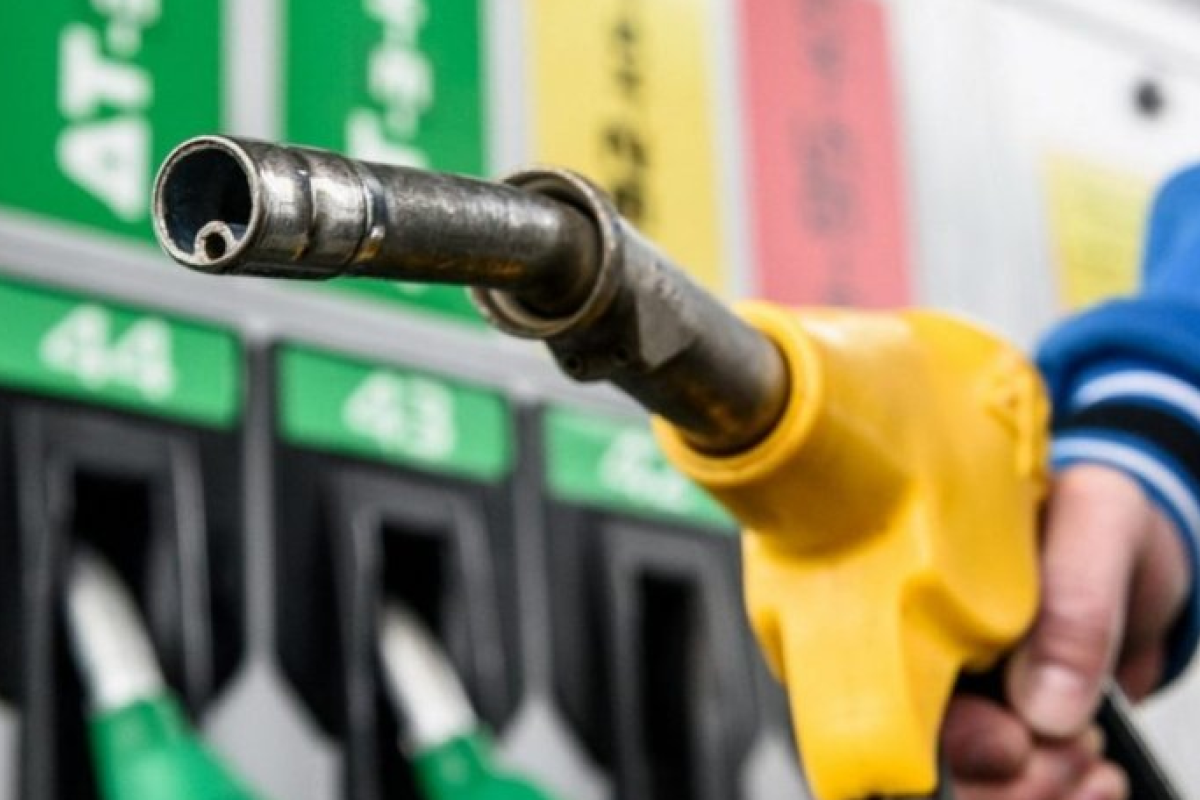 Стало известно, когда на АЗС исчезнут ограничения отпуска горючего "в одни руки"