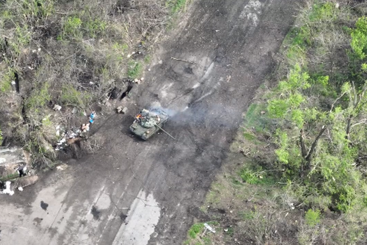 "Згорів від сорому": Українські війська знищили російський Т-80 у Харківській області
