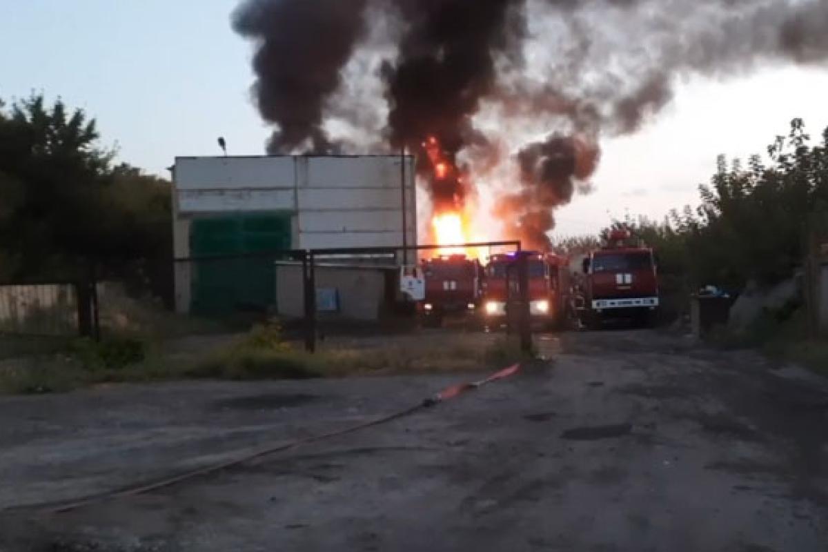 Після "бавовни" у Донецьку горить нафтобаза окупантів, - соцмережі Після "бавовни" у Донецьку горить нафтобаза окупантів, - соцмережі