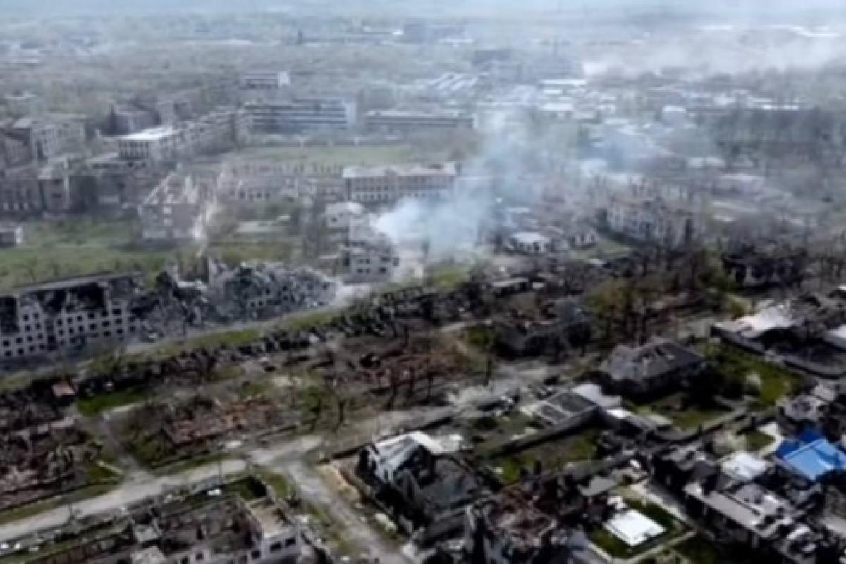 Могили серед житлових будинків: як виглядає Рубіжне після приходу "руського миру" Могили серед житлових будинків: як виглядає Рубіжне після приходу "руського миру"