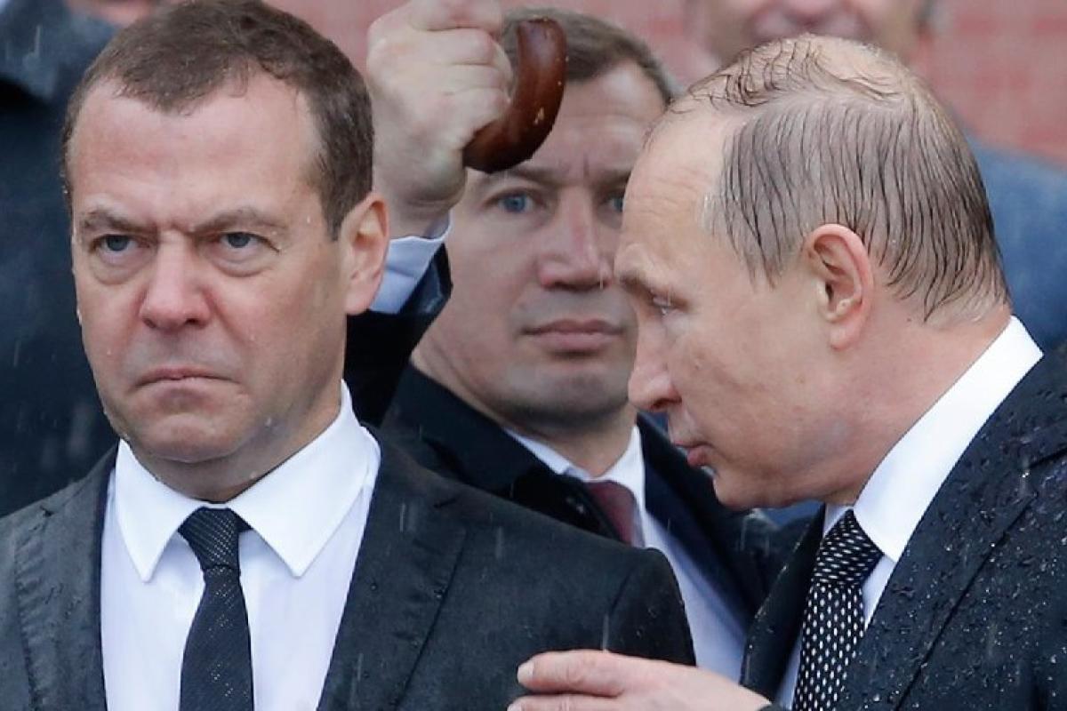 "Надоело быть куклой": Бывший президент РФ пытался покончить с собой "Надоело быть куклой": Бывший президент РФ пытался покончить с собой