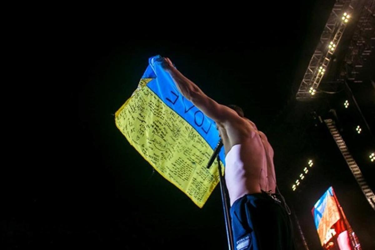 Солист группы Imagine Dragons Дэн Рейнольдс посвятил речь Украине Солист группы Imagine Dragons Дэн Рейнольдс посвятил речь Украине