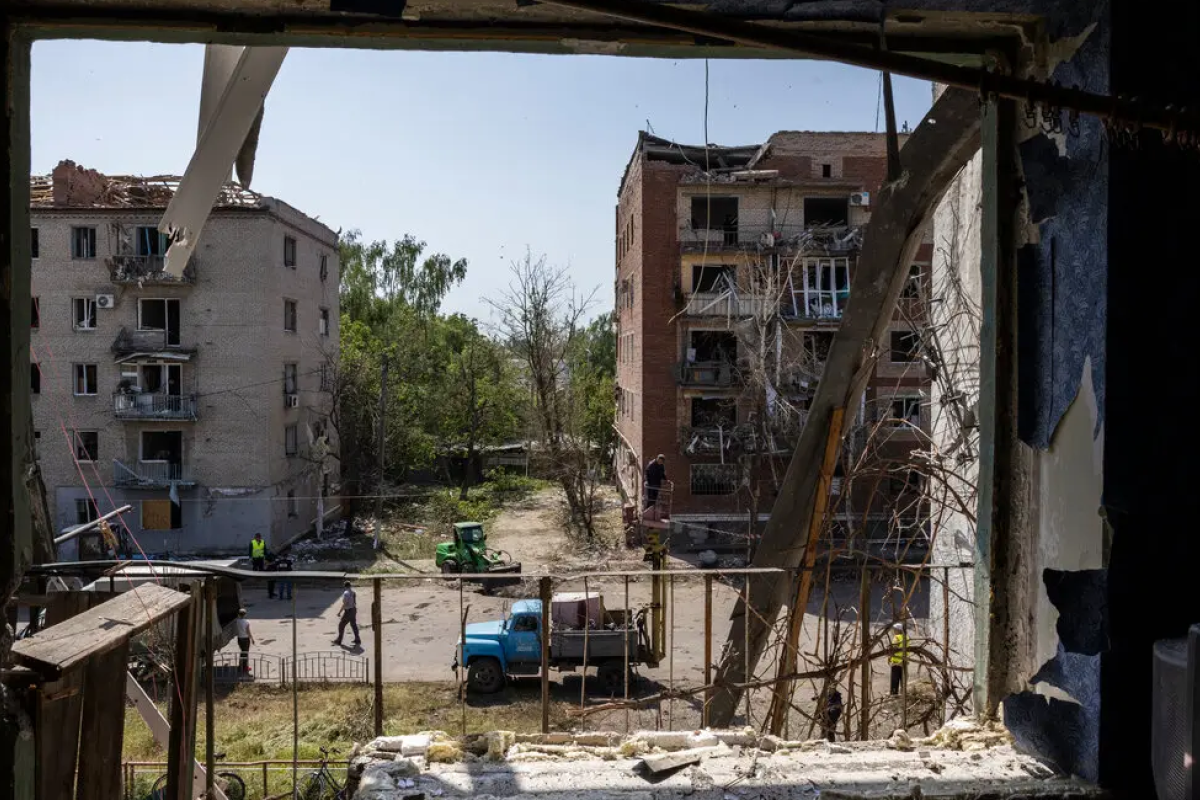 В сети показали последствия массированного обстрела Славянска В сети показали последствия массированного обстрела Славянска
