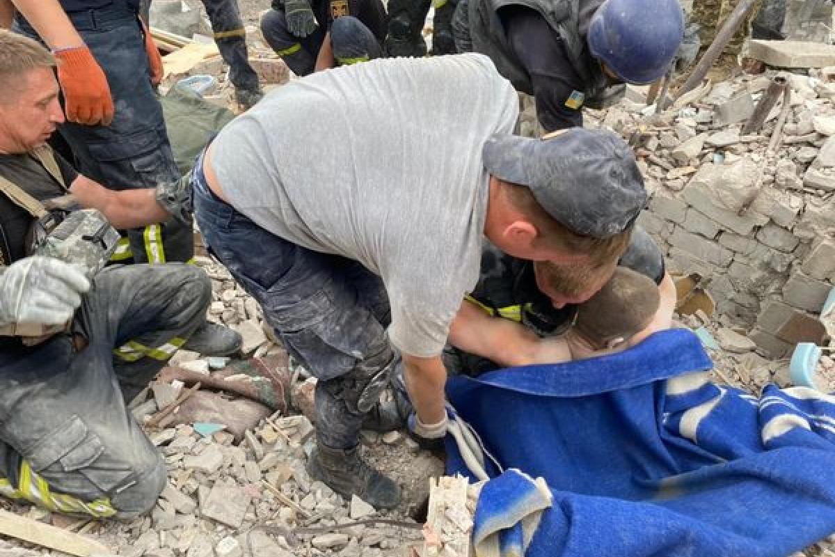 З-під завалів у місті Часів Яр дістали живого чоловіка, відео З-під завалів у місті Часів Яр дістали живого чоловіка, відео