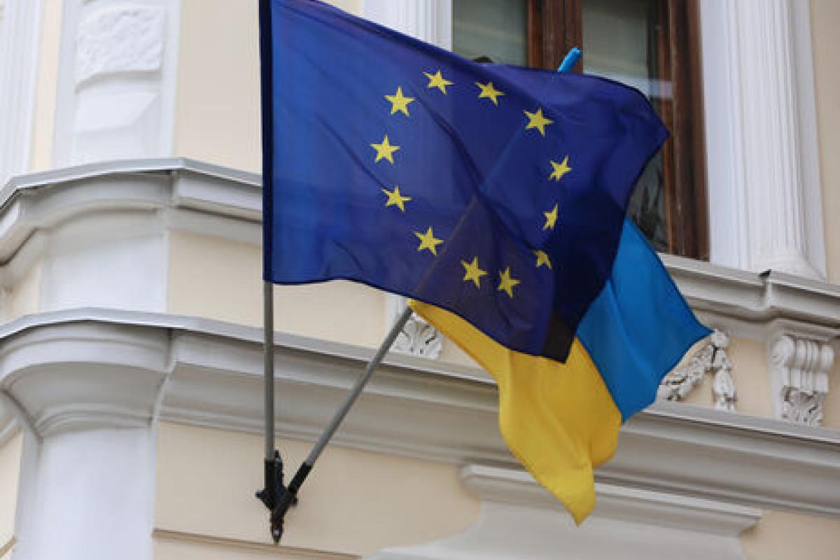 У сесійній залі Верховної Ради встановили прапор ЄС У сесійній залі Верховної Ради встановили прапор ЄС