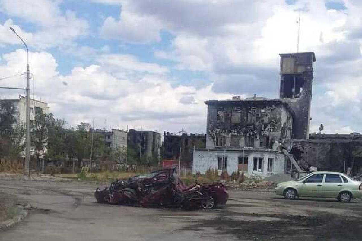 В оккупированной Кадиевке разрушена казарма с оккупантами, - Гайдай