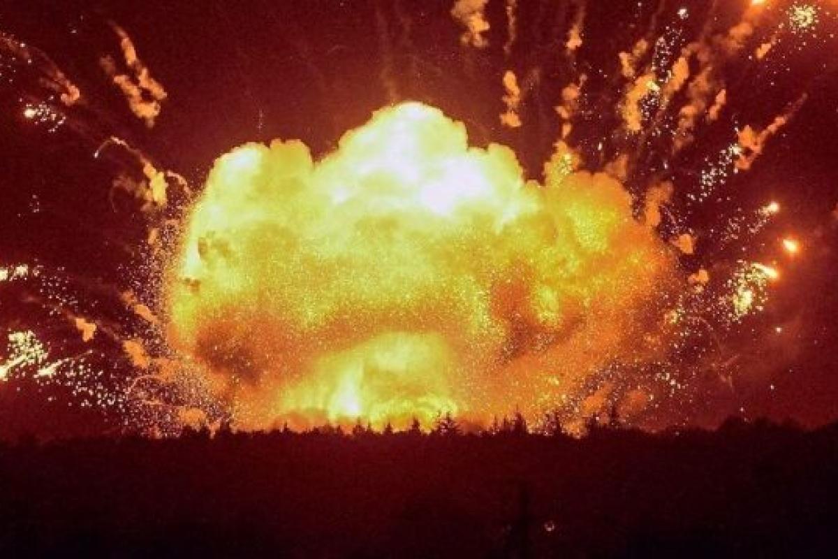 У Шахтарську пролунало кілька вибухів: горить склад боєприпасів
