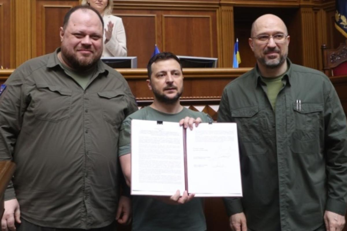 На знак єдності на шляху до ЄС: Зеленський підписав у Раді спільну заяву На знак єдності на шляху до ЄС: Зеленський підписав у Раді спільну заяву