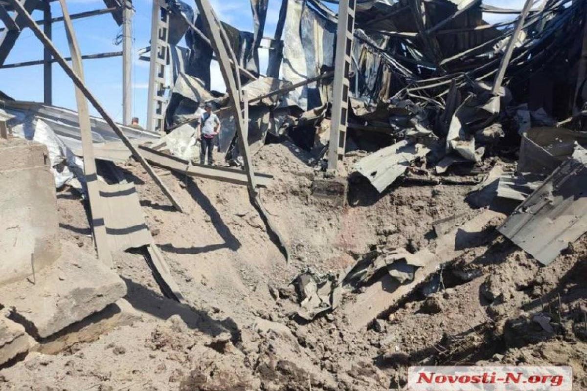 В сети опубликовали фото последствий утреннего обстрела Николаева В сети опубликовали фото последствий утреннего обстрела Николаева