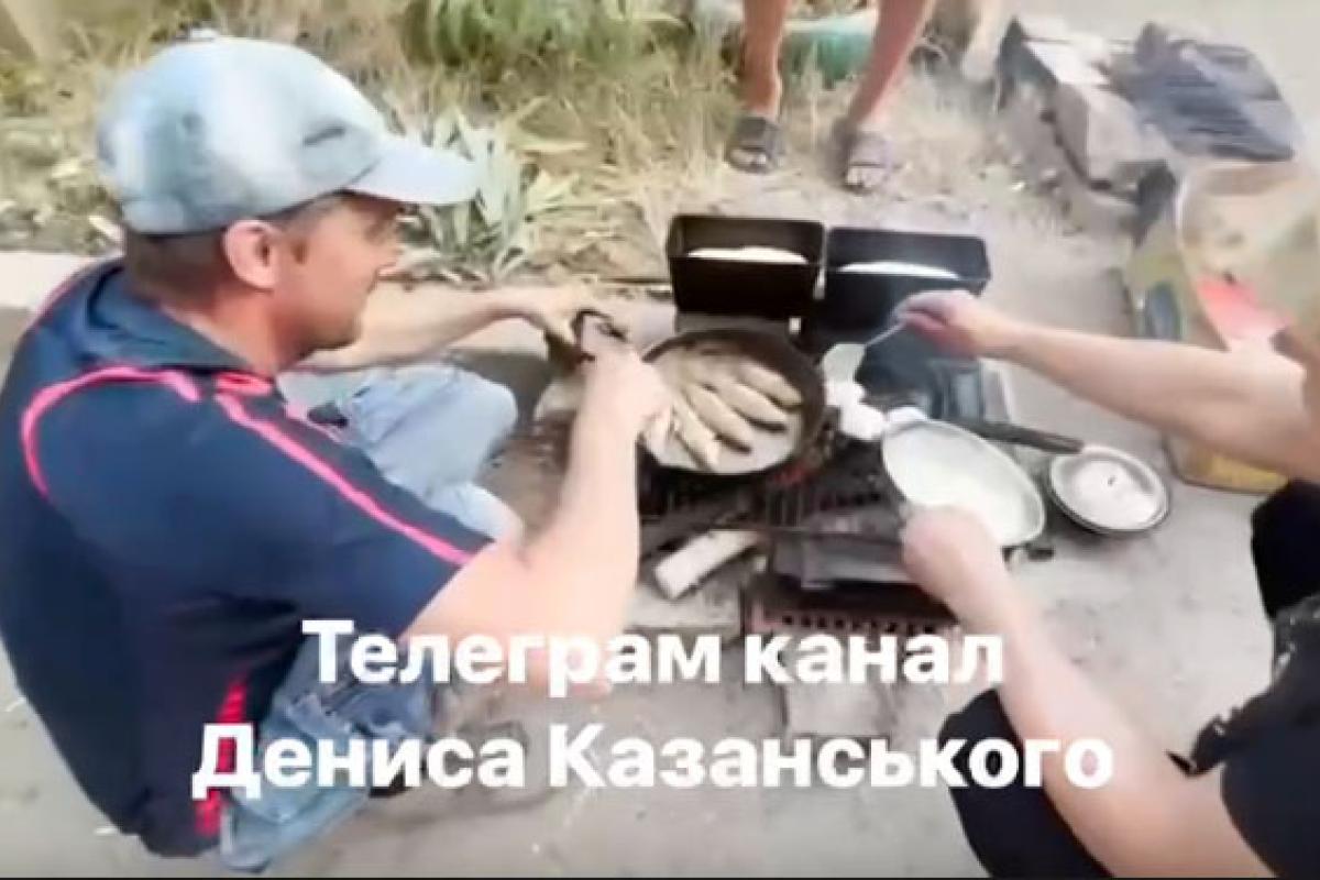 "Ви хліб печете? Нічого собі!": Росіяни зняли цинічний ролик про життя жителів "звільненого" від цивілізації Сєвєродонецька "Ви хліб печете? Нічого собі!": Росіяни зняли цинічний ролик про життя жителів "звільненого" від цивілізації Сєвєродонецька