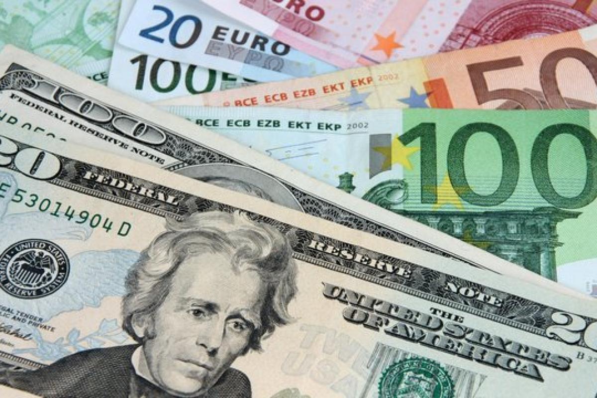 Вперше за 20 років: курс євро до долара становив 1 до 1 Вперше за 20 років: курс євро до долара становив 1 до 1