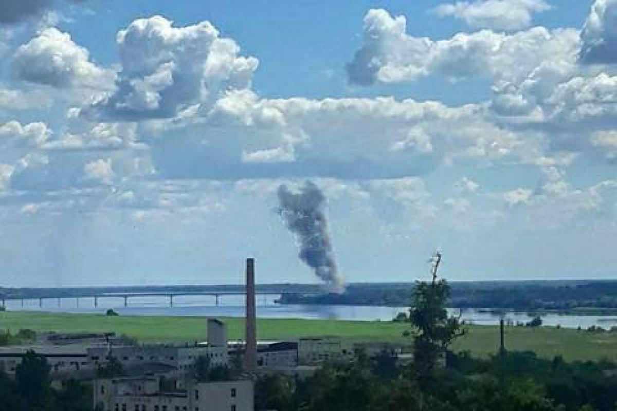 В оккупированном Херсоне прогремели взрывы: сообщают о столбе дыма возле Антоновского моста В оккупированном Херсоне прогремели взрывы: сообщают о столбе дыма возле Антоновского моста