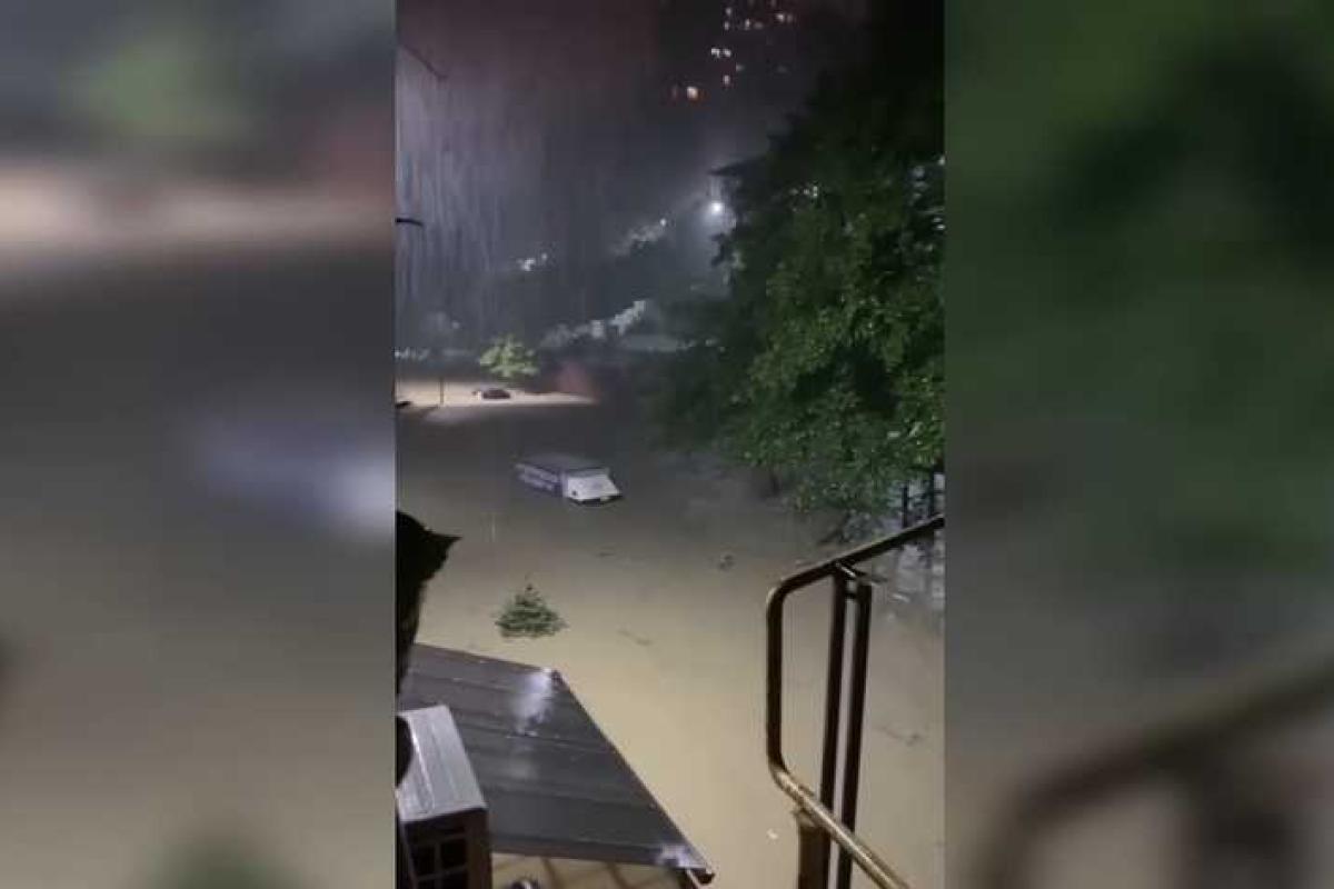 Погодный апокалипсис в Сочи: очевидцы выкладывают в сеть видео с места происшествия