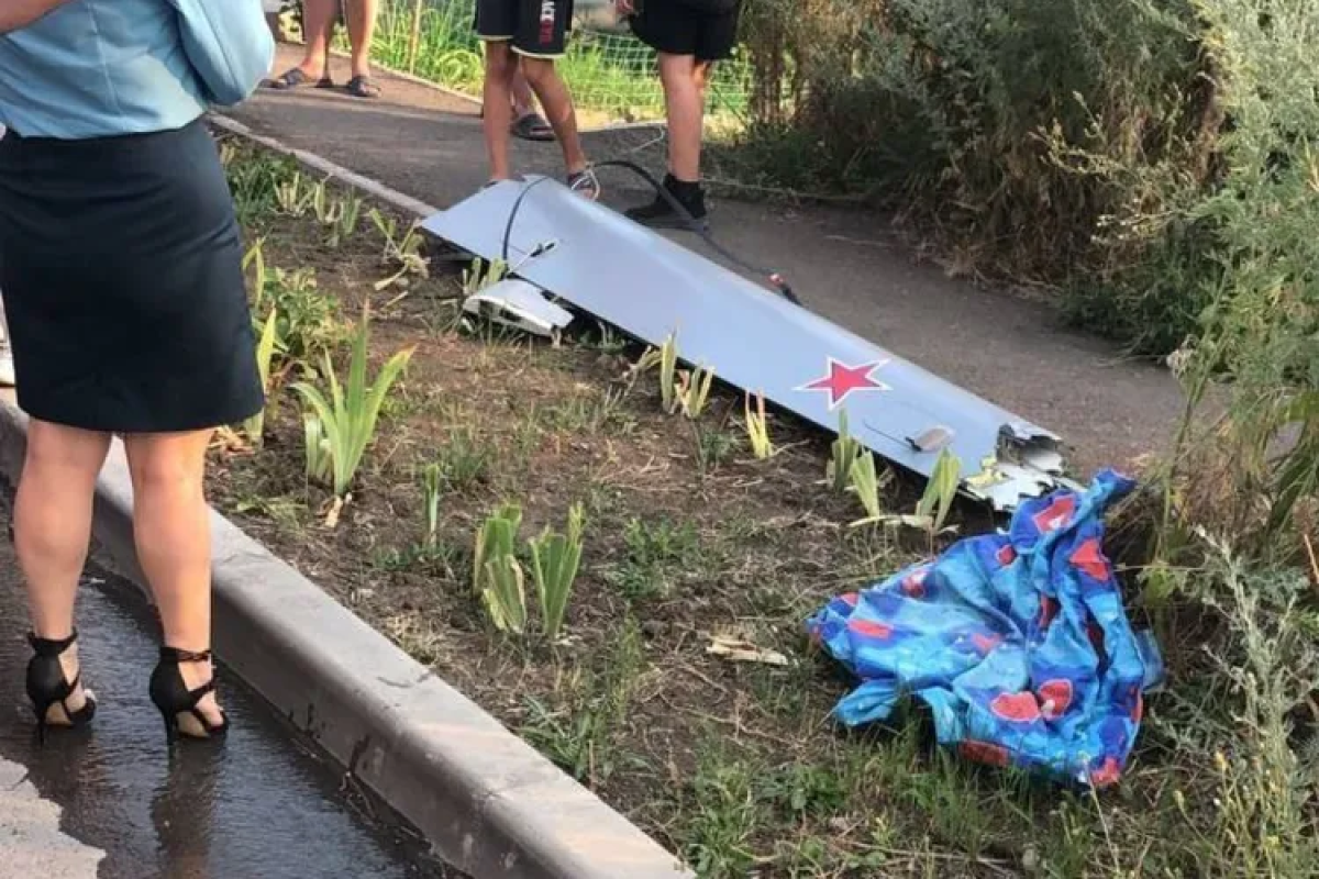 В Таганроге на жилой дом упал и загорелся беспилотник: видео В Таганроге на жилой дом упал и загорелся беспилотник: видео
