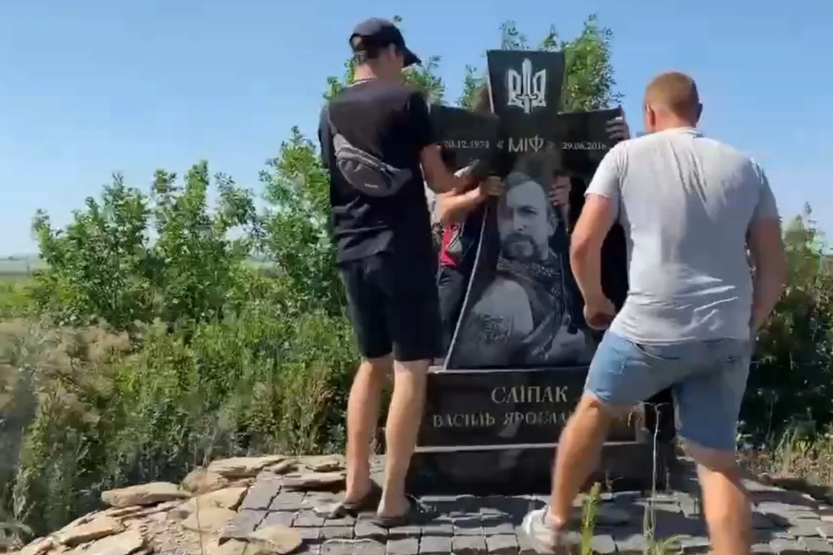 Воюють із пам'ятниками: на Донбасі окупанти знищили пам'ятник Василю Сліпаку