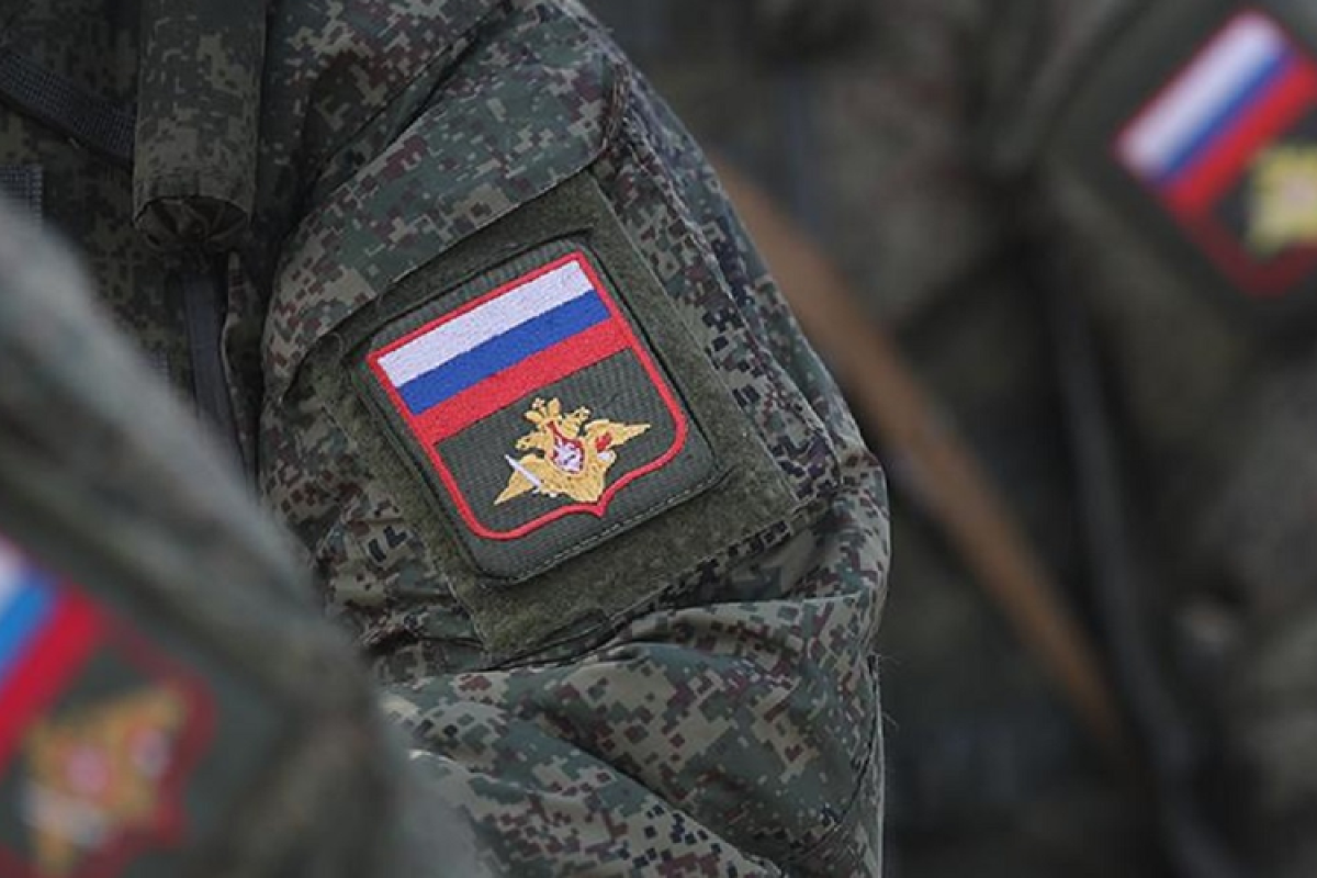 "Своїх не кидаємо": У Росії рекламу військової служби розмістили прямо на зупинці "Цвинтар"
