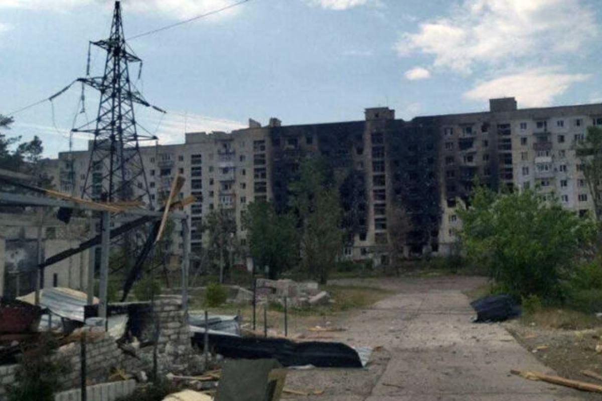 "Разбитая школа и дома без окон": В сети показали свежие кадры из оккупированного Северодонецка