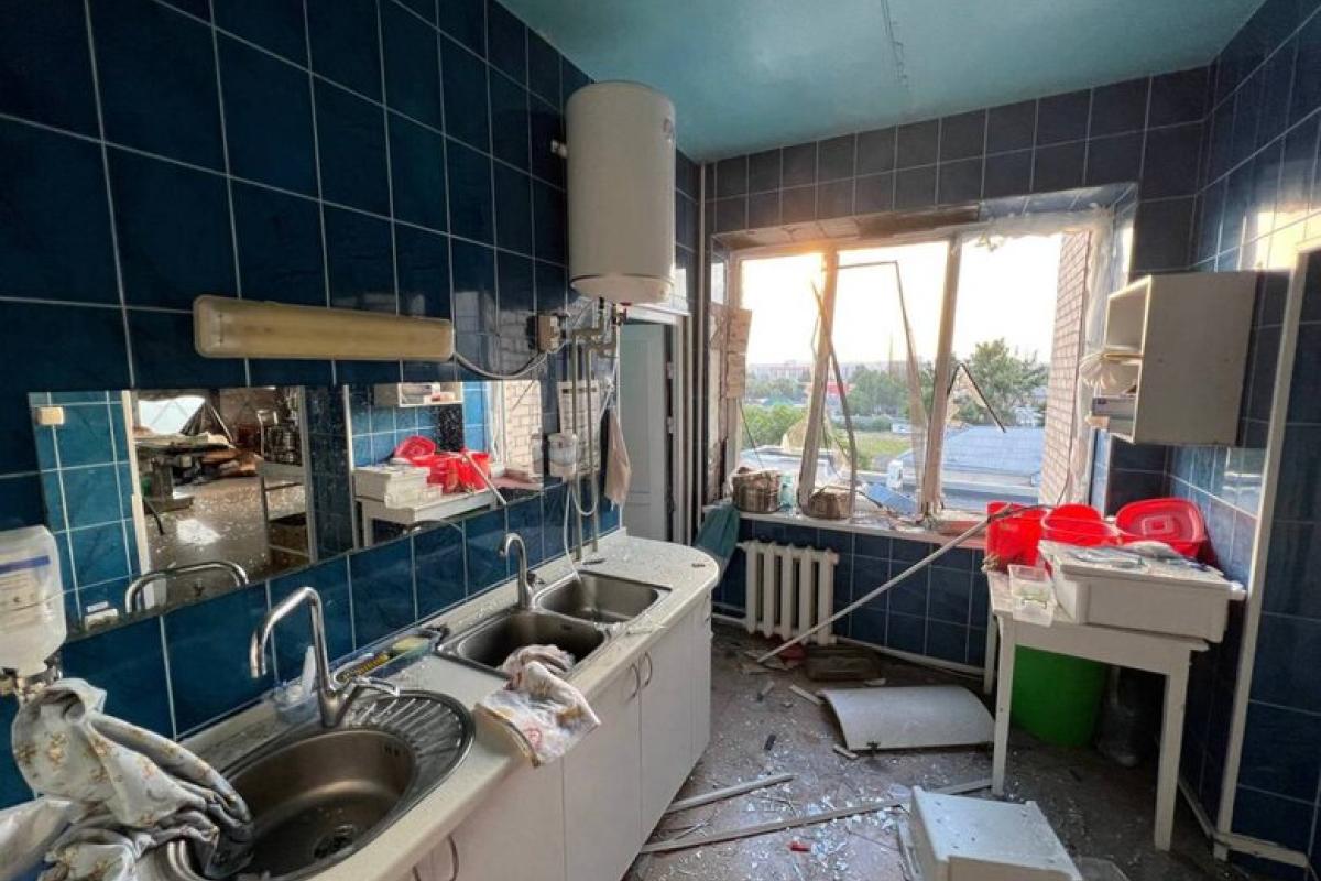 Ракеты оккупантов попали в больницу в Николаеве: в сети появились кадры разрушенного здания