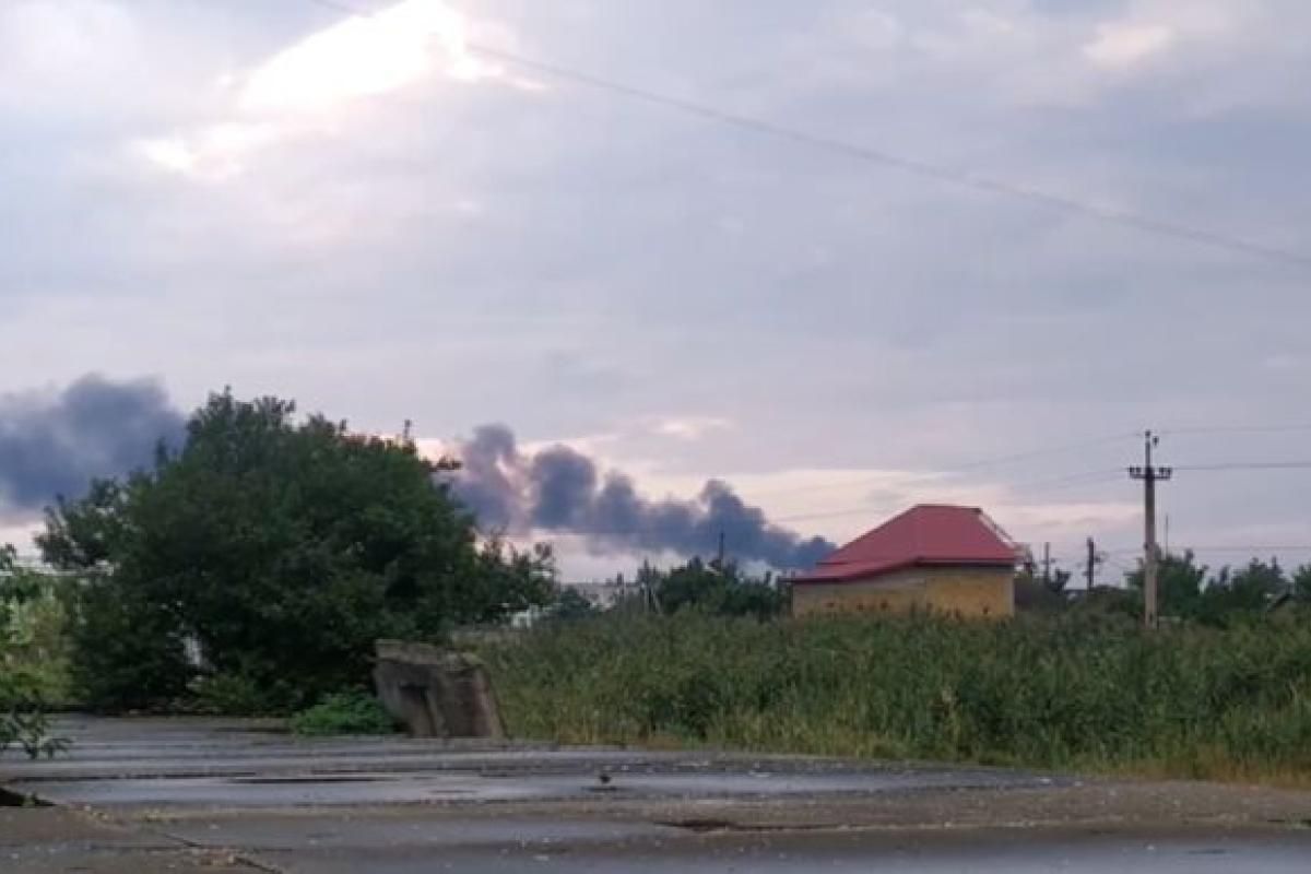 "Повыбивало все окна в доме": Масштабы пожара в Джанкойском районе опубликовали местные жители "Повыбивало все окна в доме": Масштабы пожара в Джанкойском районе опубликовали местные жители