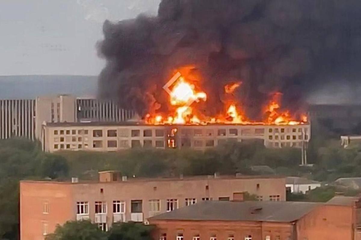 У Харкові повідомляють про масштабну пожежу – горить будівля промислового підприємства