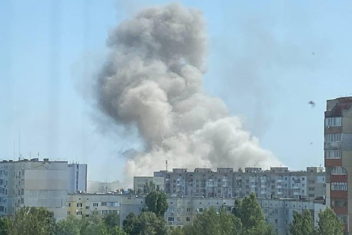 "Хлопок" в Новой Каховке: в районе ГЭС раздаются взрывы, поднимается дым "Хлопок" в Новой Каховке: в районе ГЭС раздаются взрывы, поднимается дым