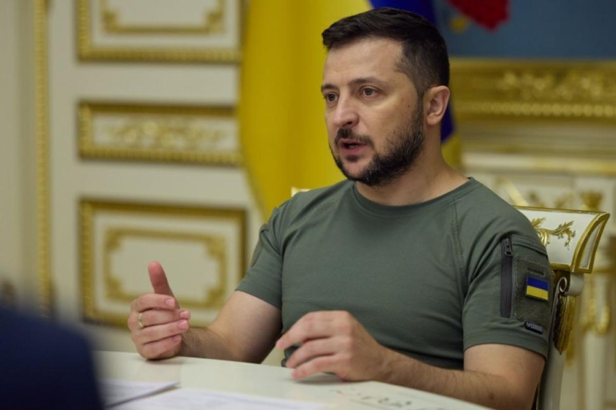 "Держитесь подальше от военных объектов": Зеленский обратился к жителям Крыма "Держитесь подальше от военных объектов": Зеленский обратился к жителям Крыма
