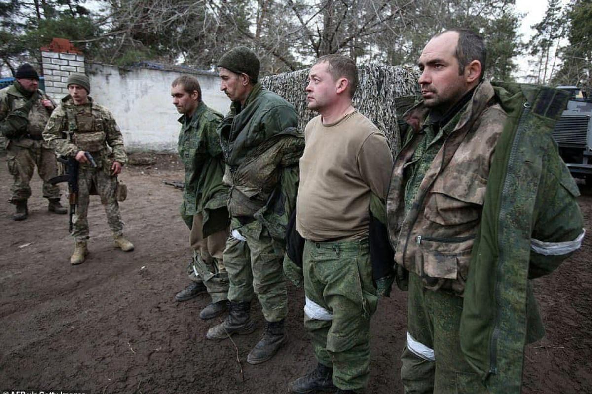 Інструкція для окупантів: військові показали, як правильно здаватися в полон ЗСУ Інструкція для окупантів: військові показали, як правильно здаватися в полон ЗСУ