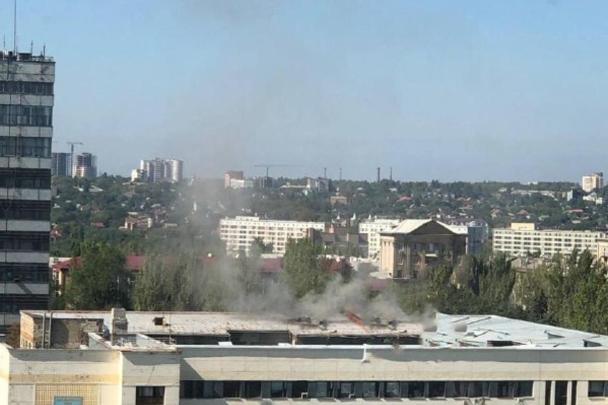 Донецьк під обстрілом: очевидці публікують кадри пожежі в центрі міста Донецьк під обстрілом: очевидці публікують кадри пожежі в центрі міста