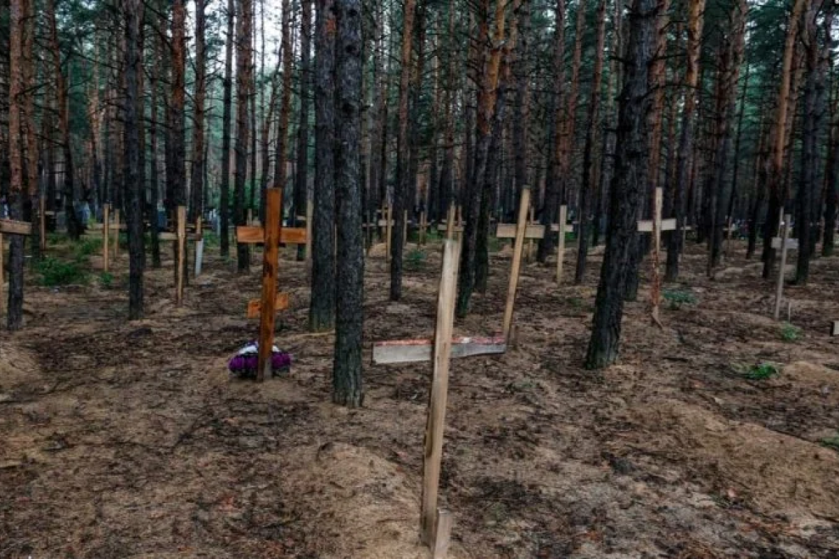 В Ізюмі виявили масове поховання з понад 440 могилами В Ізюмі виявили масове поховання з понад 440 могилами