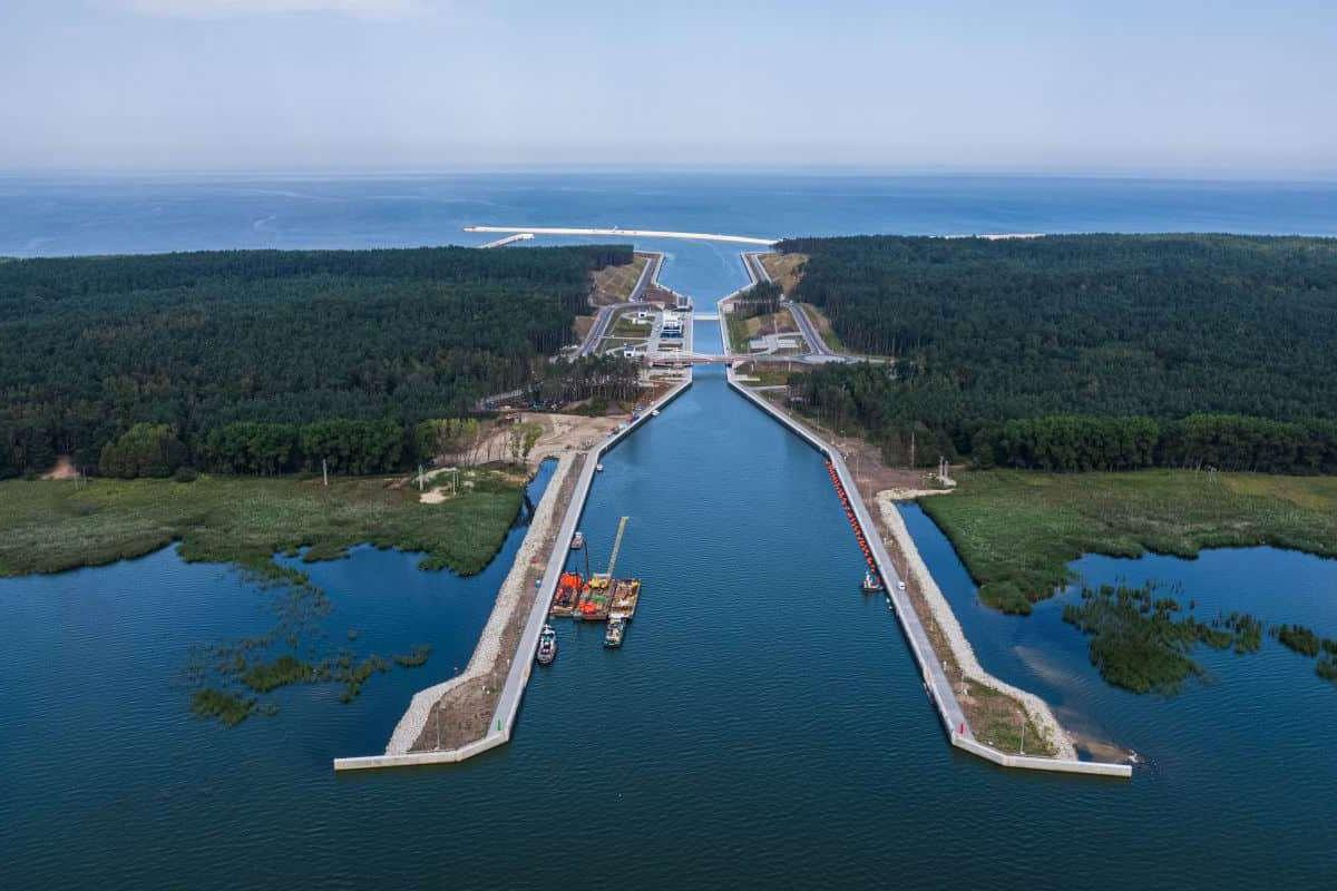 В обхід Росії: Польща побудувала судноплавний канал через Віслінську косу В обхід Росії: Польща побудувала судноплавний канал через Віслінську косу