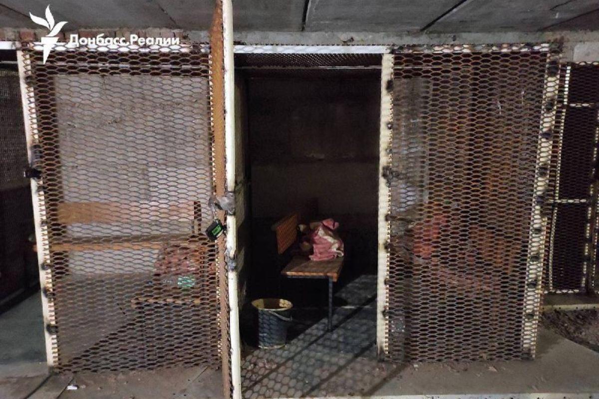 "Людей держали в металлических клетках": в сети показали пыточные в Купянском районе "Людей держали в металлических клетках": в сети показали пыточные в Купянском районе