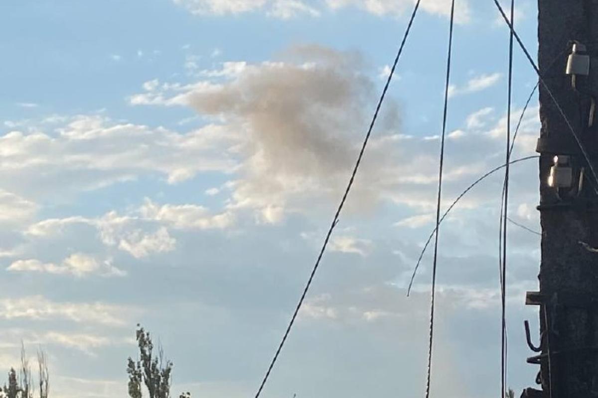 "Пил зі стелі посипався": У Маріуполі пролунав вибух, дим видно з різних частин міста