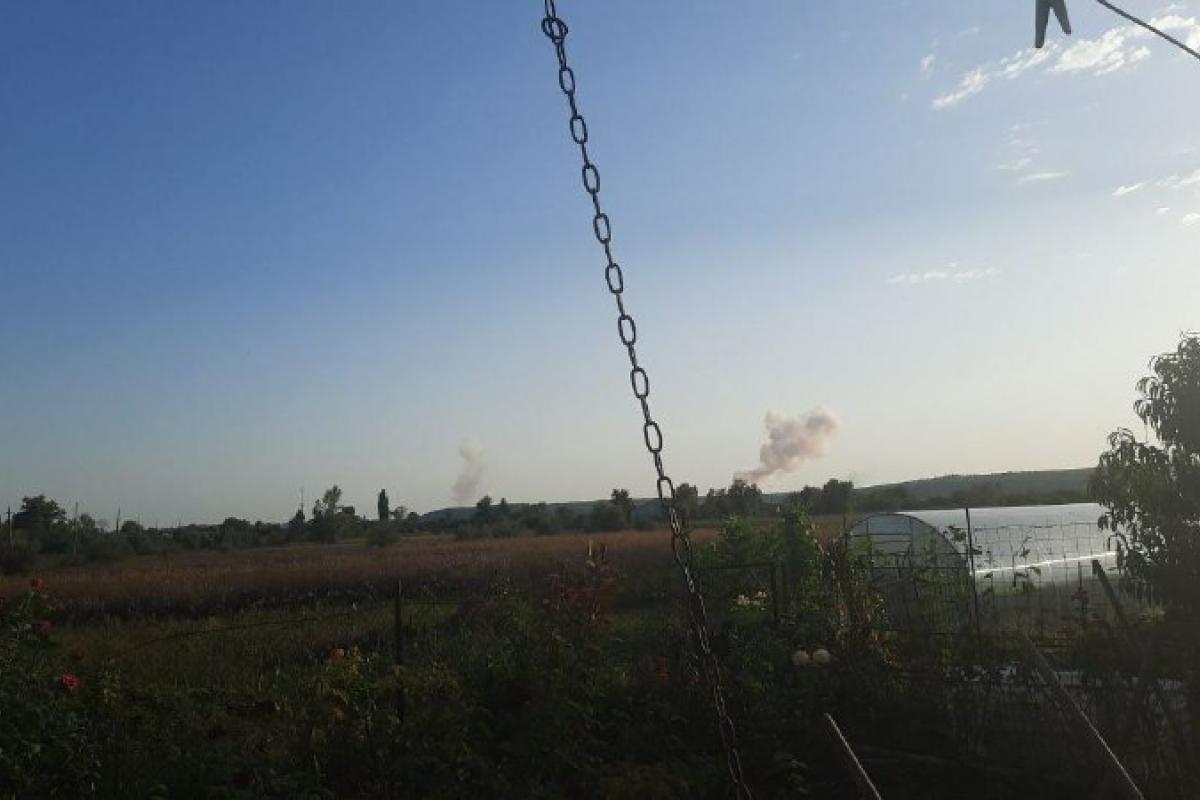 "Бавовна" у Старобільському районі: у мережі показали кадри з місця "прильоту" "Бавовна" у Старобільському районі: у мережі показали кадри з місця "прильоту"