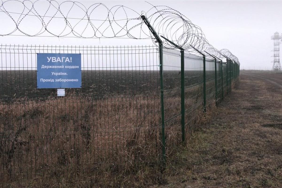 Бойцы ВСУ показали на госгранице "стену Яценюка", на которую было потрачено около 2,5 млрд грн Бойцы ВСУ показали на госгранице "стену Яценюка", на которую было потрачено около 2,5 млрд грн