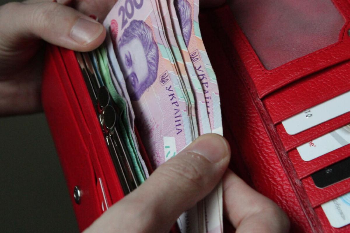На анексованих РФ територіях заборонено виплати зарплати, пенсій, компенсацій у гривнях На анексованих РФ територіях заборонено виплати зарплати, пенсій, компенсацій у гривнях