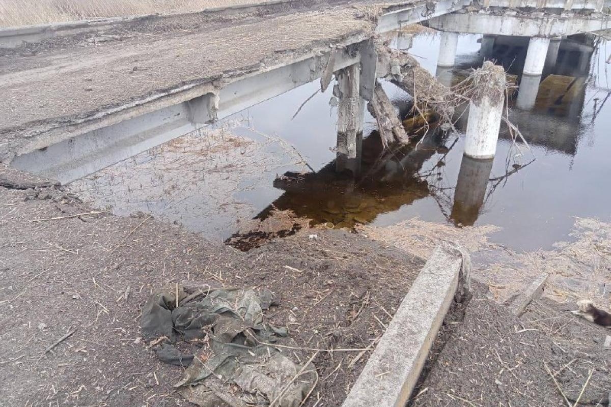 "Їм дуже страшно, тому що ЗСУ близько": Гайдай показав міст, який окупанти підірвали на Луганщині "Їм дуже страшно, тому що ЗСУ близько": Гайдай показав міст, який окупанти підірвали на Луганщині