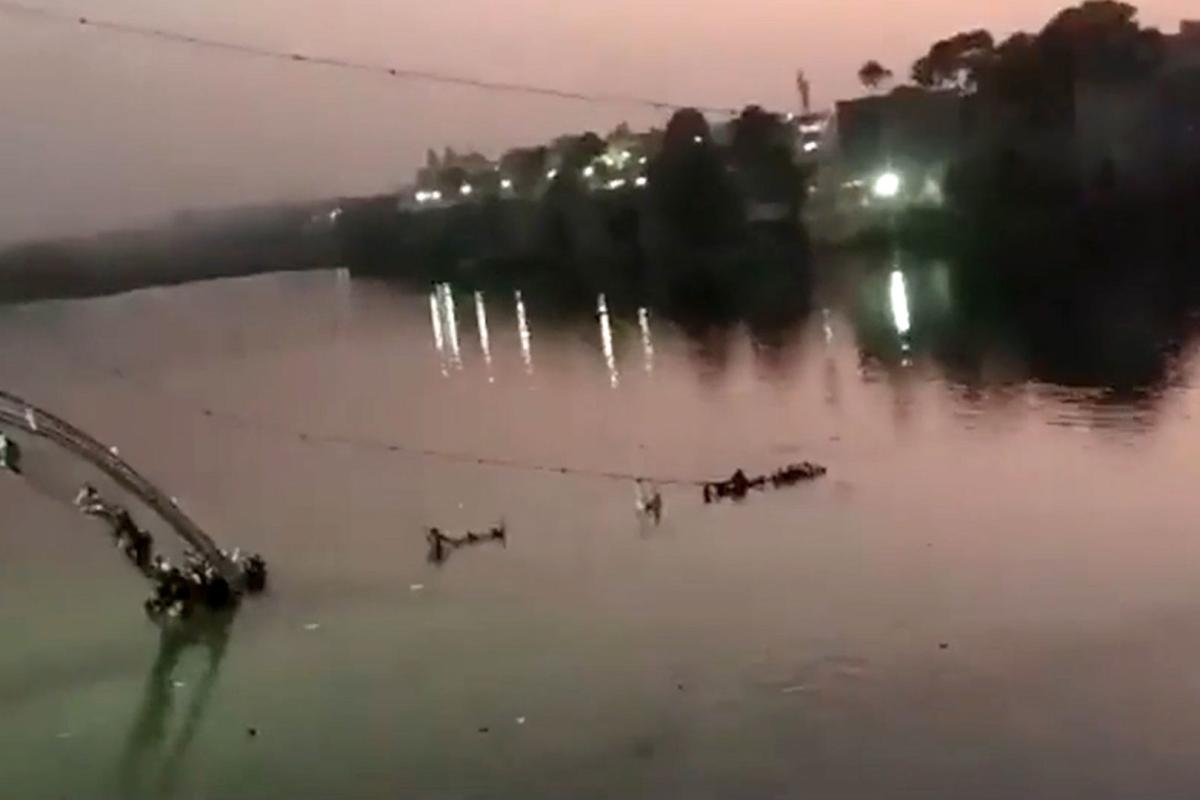 В Індії обрушився підвісний міст, понад 30 людей загинуло В Індії обрушився підвісний міст, понад 30 людей загинуло