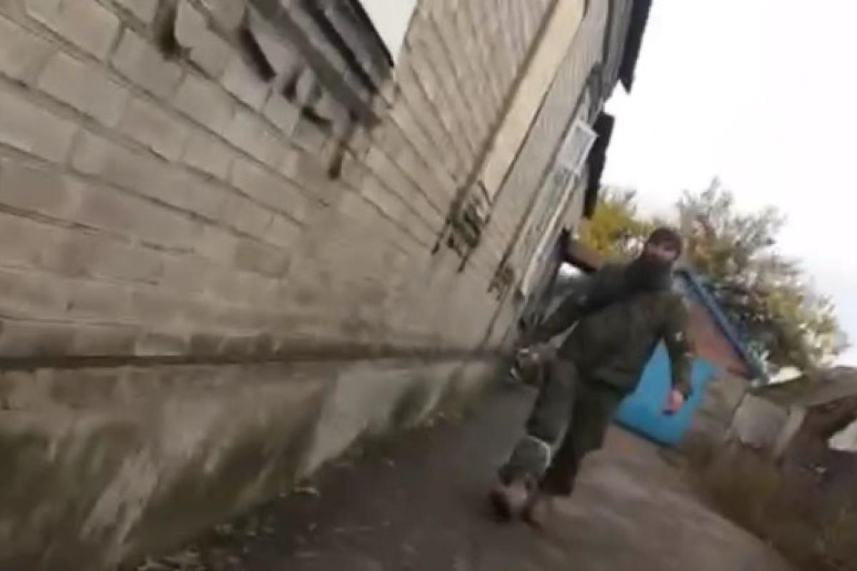 "Он почему спит на моем диване?": "Ждуны" возмущены поведением кадыровцев на Донбассе "Он почему спит на моем диване?": "Ждуны" возмущены поведением кадыровцев на Донбассе