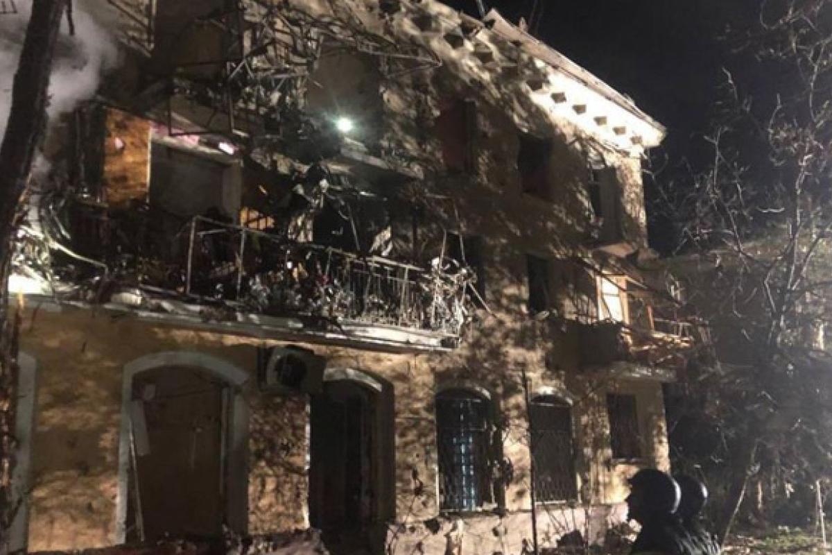 Ракетный обстрел Запорожья: один из "прилетов" попал на камеру Ракетный обстрел Запорожья: один из "прилетов" попал на камеру