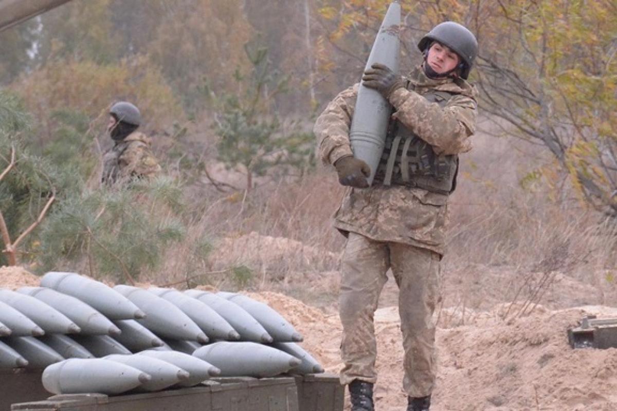З "привітами" для окупантів: в Україні випустили перші 152 мм снаряди. Фото З "привітами" для окупантів: в Україні випустили перші 152 мм снаряди. Фото