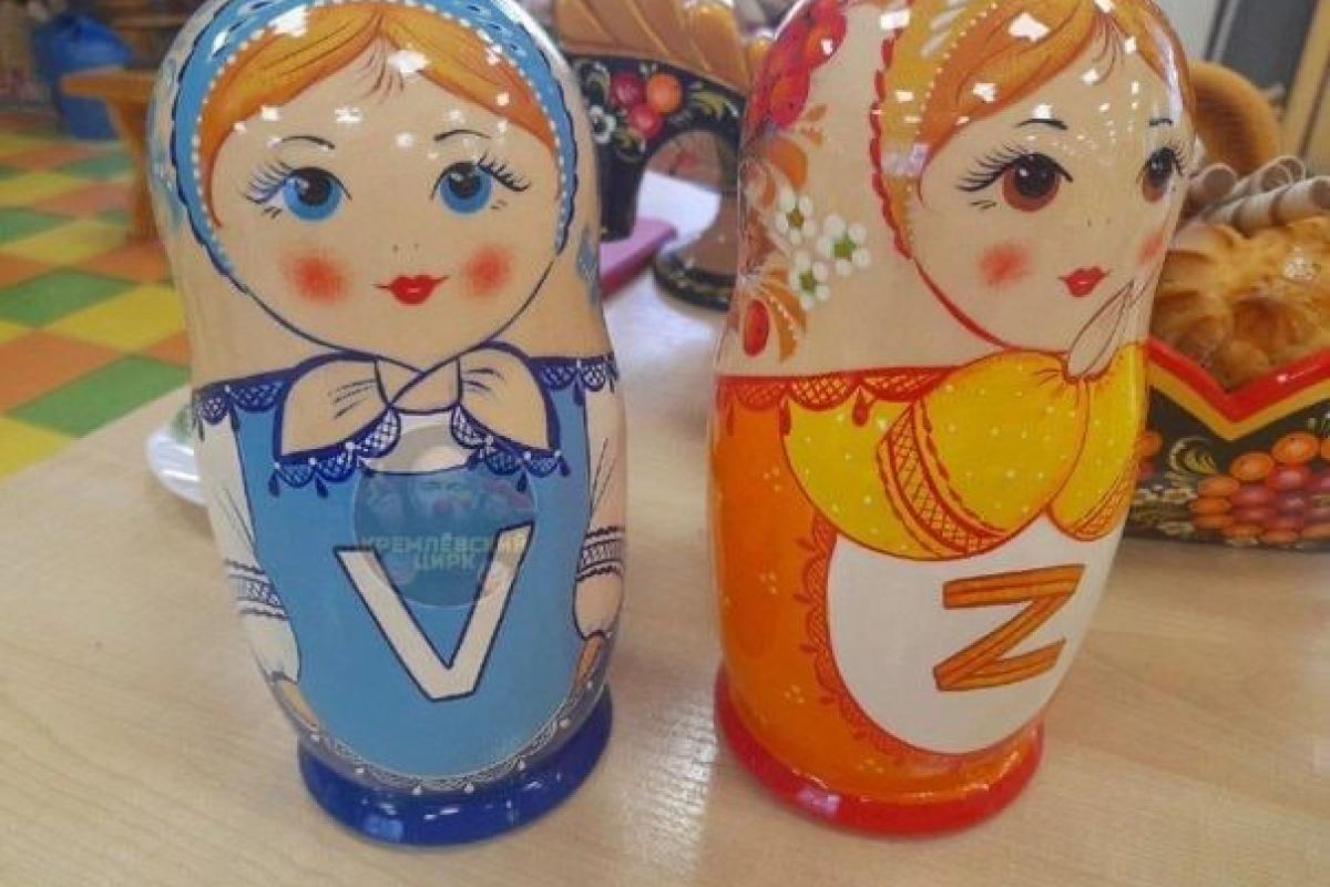 "Маразм міцнів": у Росії з'явилися патріотичні матрьошки Zоя та Vаля